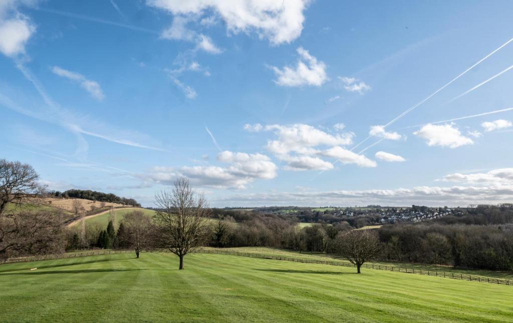 Conveniently Secluded: The Tranquil Escape of Wood Hall Near Leeds, Harrogate, and York Image